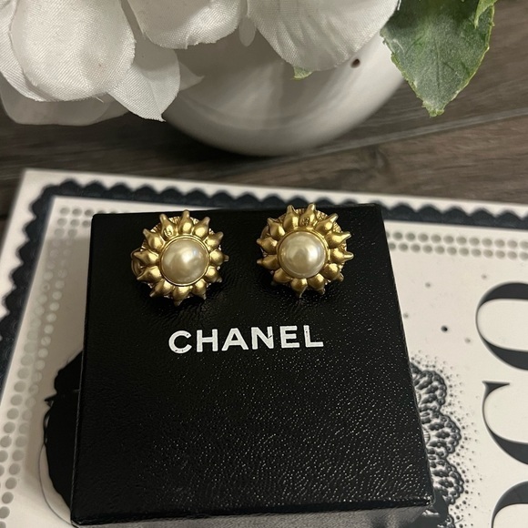 CHANEL Vintage Faux Pearl Gold CC Clip On Earrings - Picture 11 of 11